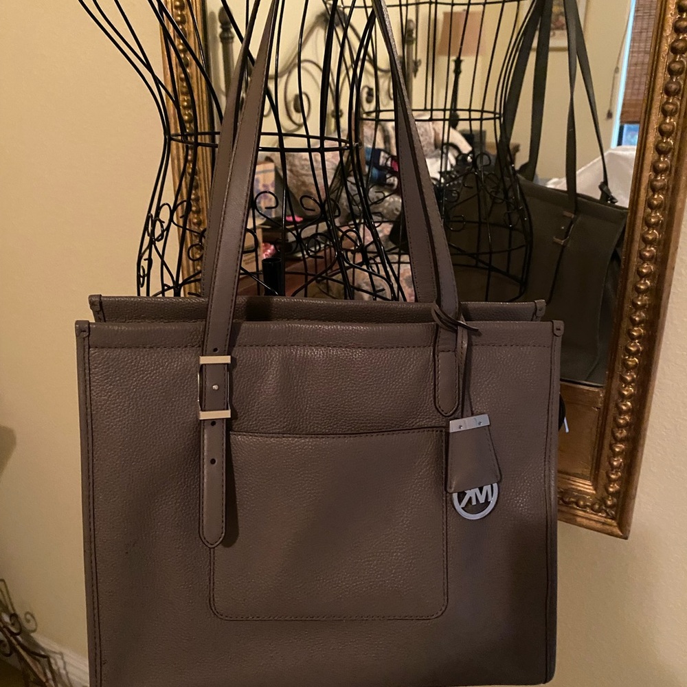Taupe brown Michael Kors purse 👜